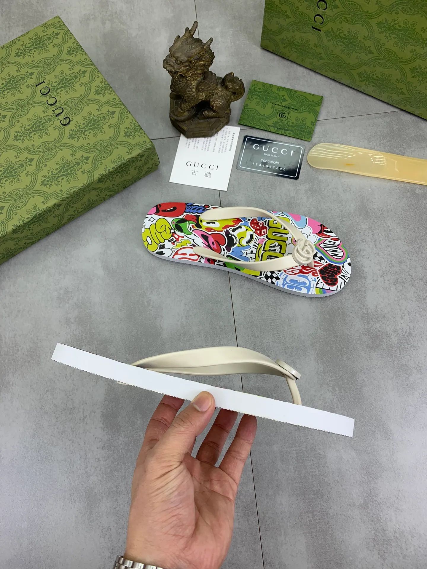 Men's men's shoes 💰P220💰【New style】🆘【GUCCI】Official website's popular Gucci adult couple 🧑‍🤝‍🧑 style, children's flip-flops are on sale at the counter simultaneously! Original fabric imported from Italy. Original bottom provided by the original factory. Size: Adult 36-45. Children’s size: 30-37. Multiple colors available.